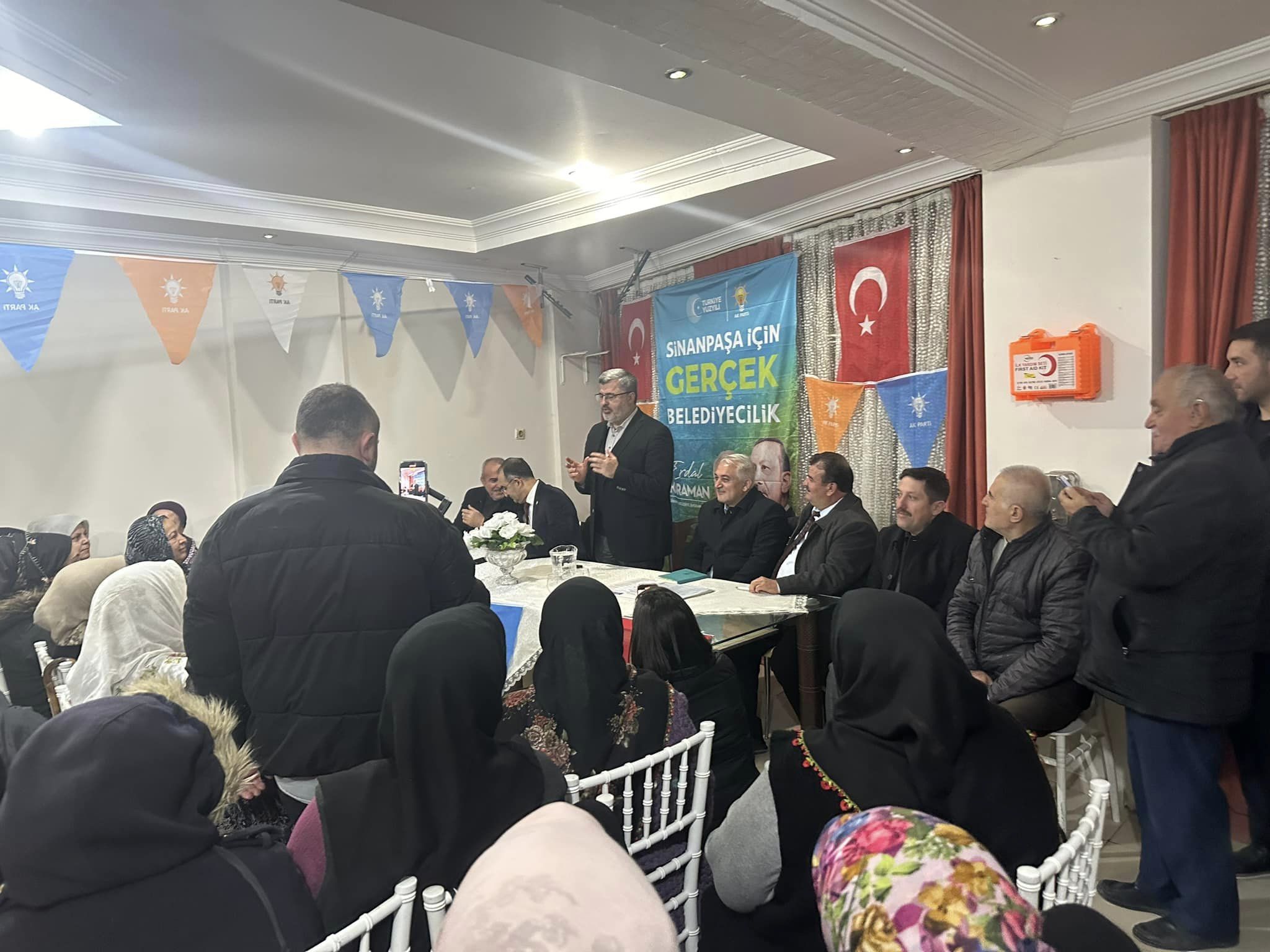 AK Partili Özkaya'yı Sinanpaşa'da Coşkuyla Karşıladılar