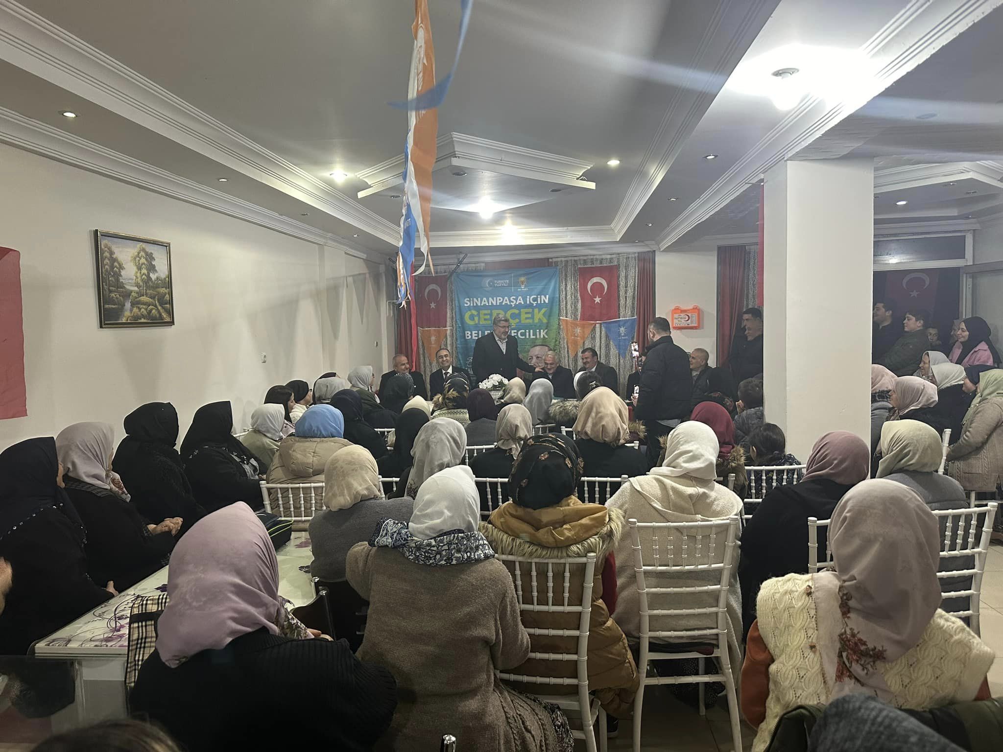 AK Partili Özkaya'yı Sinanpaşa'da Coşkuyla Karşıladılar