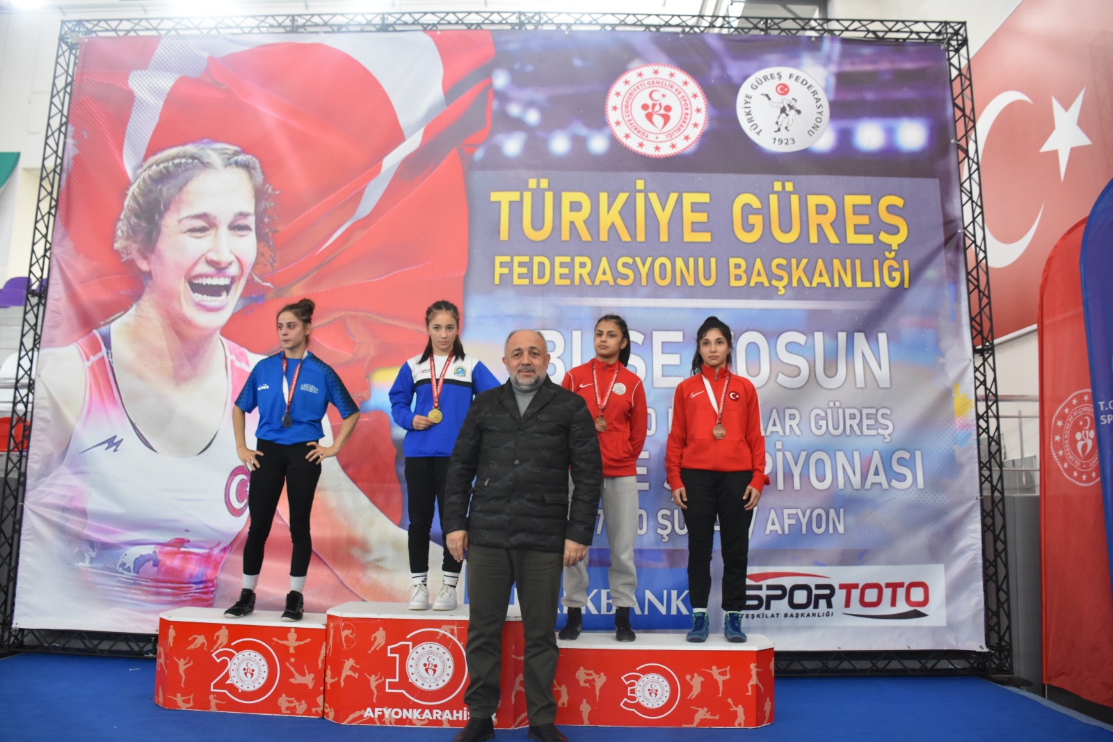 U-17 TÜRKİYE GÜREŞ ŞAMPİYONASINDA 5 FARKLI SİKLETTE DERECELER BELLİ OLDU