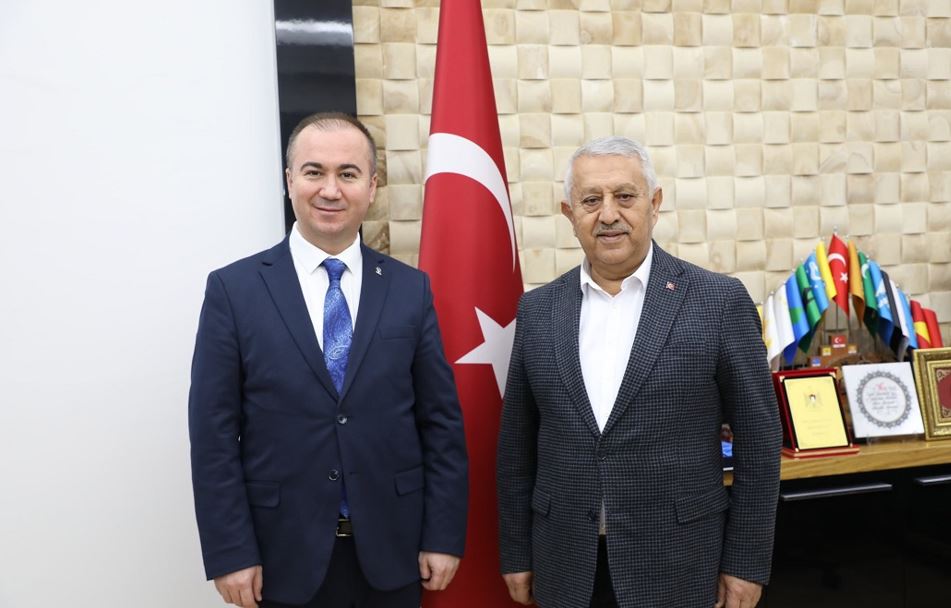 Afyonkarahisar Belediye Başkanı Mehmet Zeybek, AK Parti Belediye Başkan adayı Hüseyin Ceylan Uluçay'ı makamında ağırladı.