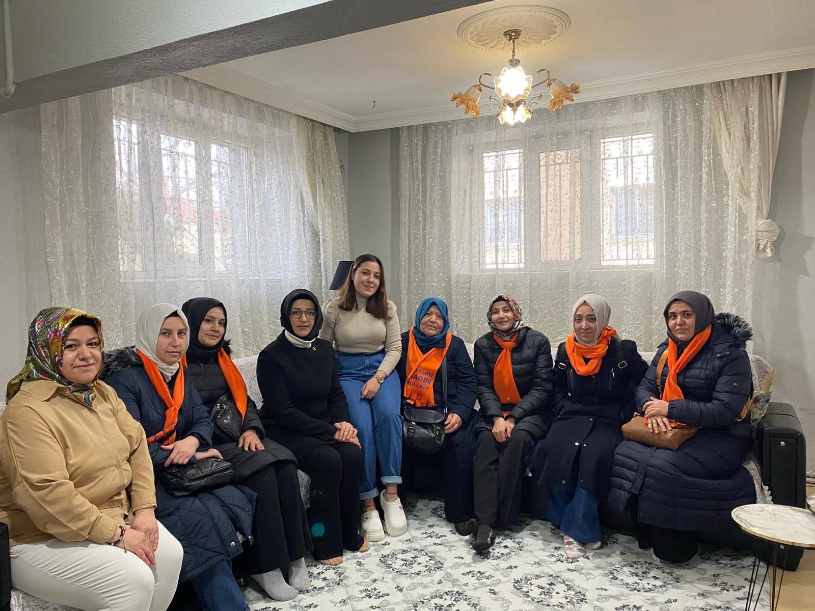 Bolvadin'de AK Kadınlar Ev Ziyaretlerini Sürdürüyor