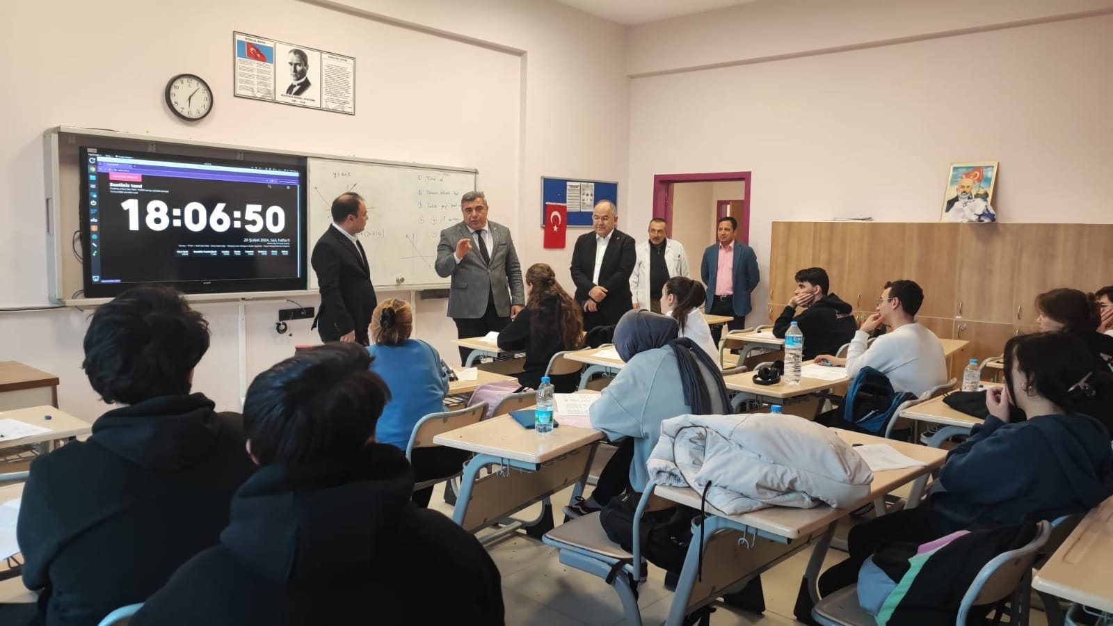 İl Milli Eğitim Müdürü  Miraç Sünnetci, öğrencilerle bir araya geldi