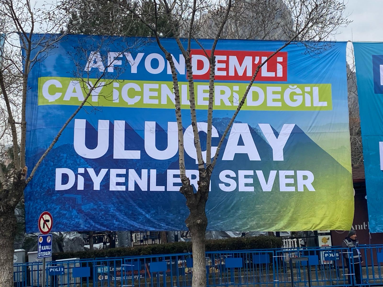 Cumhurbaşkanı Erdoğan'ın Afyonkarahisar mitingi öncesi  pankartlı gönderme