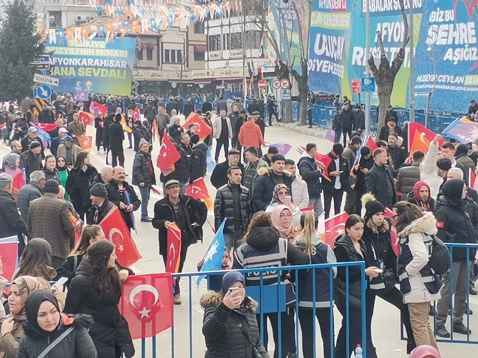 ERDOĞAN'IN MİTİNGİ ÖNCESİNDE ALANA GİRİŞLER BAŞLADI