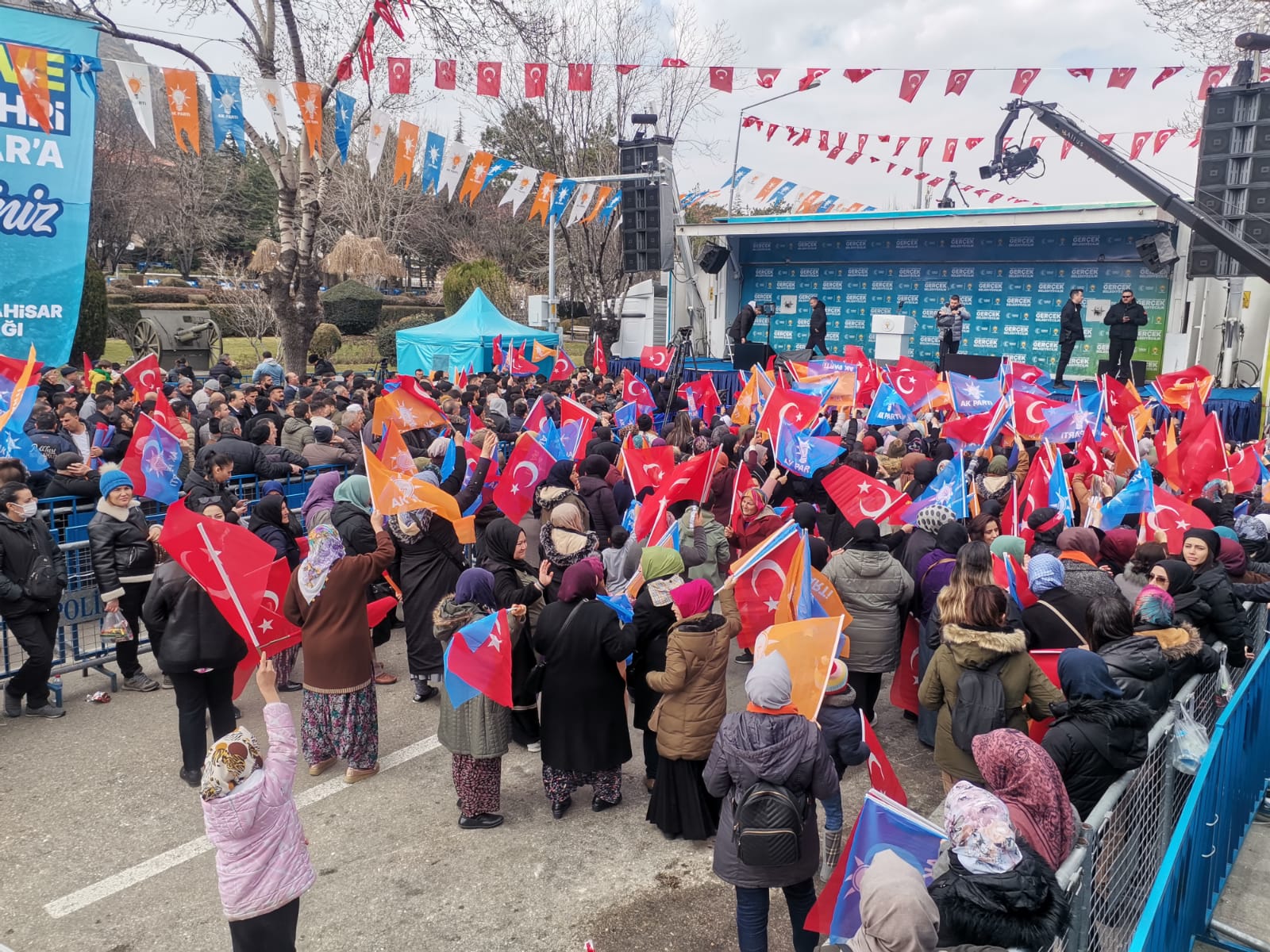 ERDOĞAN'IN MİTİNGİ ÖNCESİNDE ALANA GİRİŞLER BAŞLADI