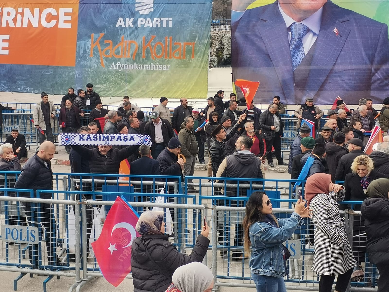 ERDOĞAN'IN MİTİNGİ ÖNCESİNDE ALANA GİRİŞLER BAŞLADI