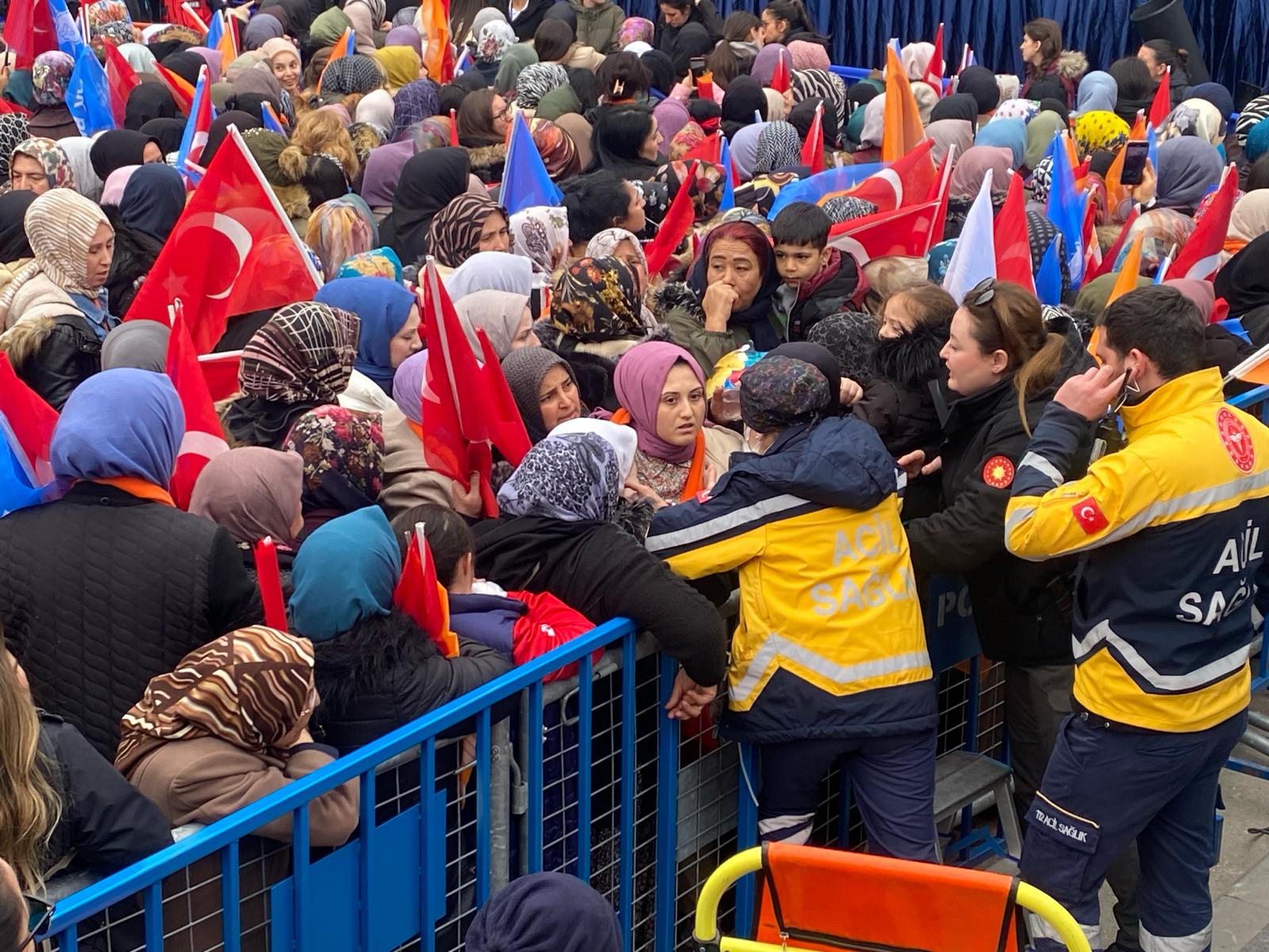 BAKAN GÖKTAŞ'IN KONUŞMASINDAN ÖNCE BİR VATANDAŞ FENALAŞTI