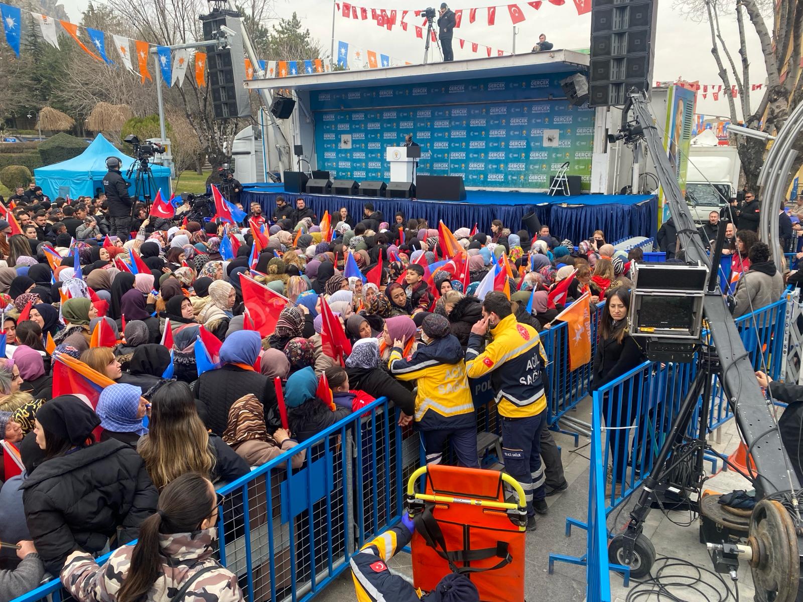BAKAN GÖKTAŞ'IN KONUŞMASINDAN ÖNCE BİR VATANDAŞ FENALAŞTI