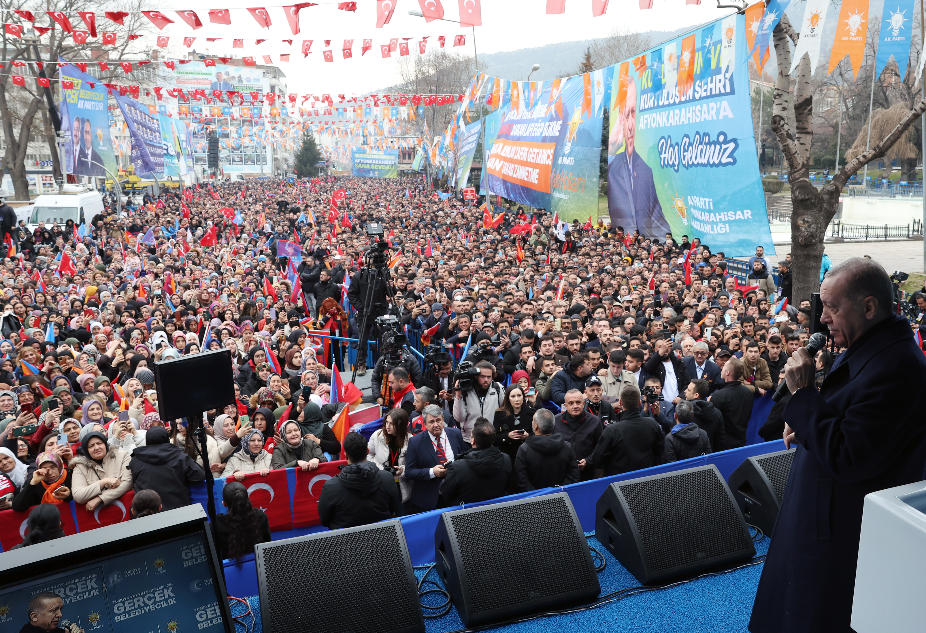 Cumhurbaşkanı Erdoğan: “Her konuda atıp tutan adayları kendi haline bırakın, varsın onlar kendi tiyatrolarını çeviredursunlar”