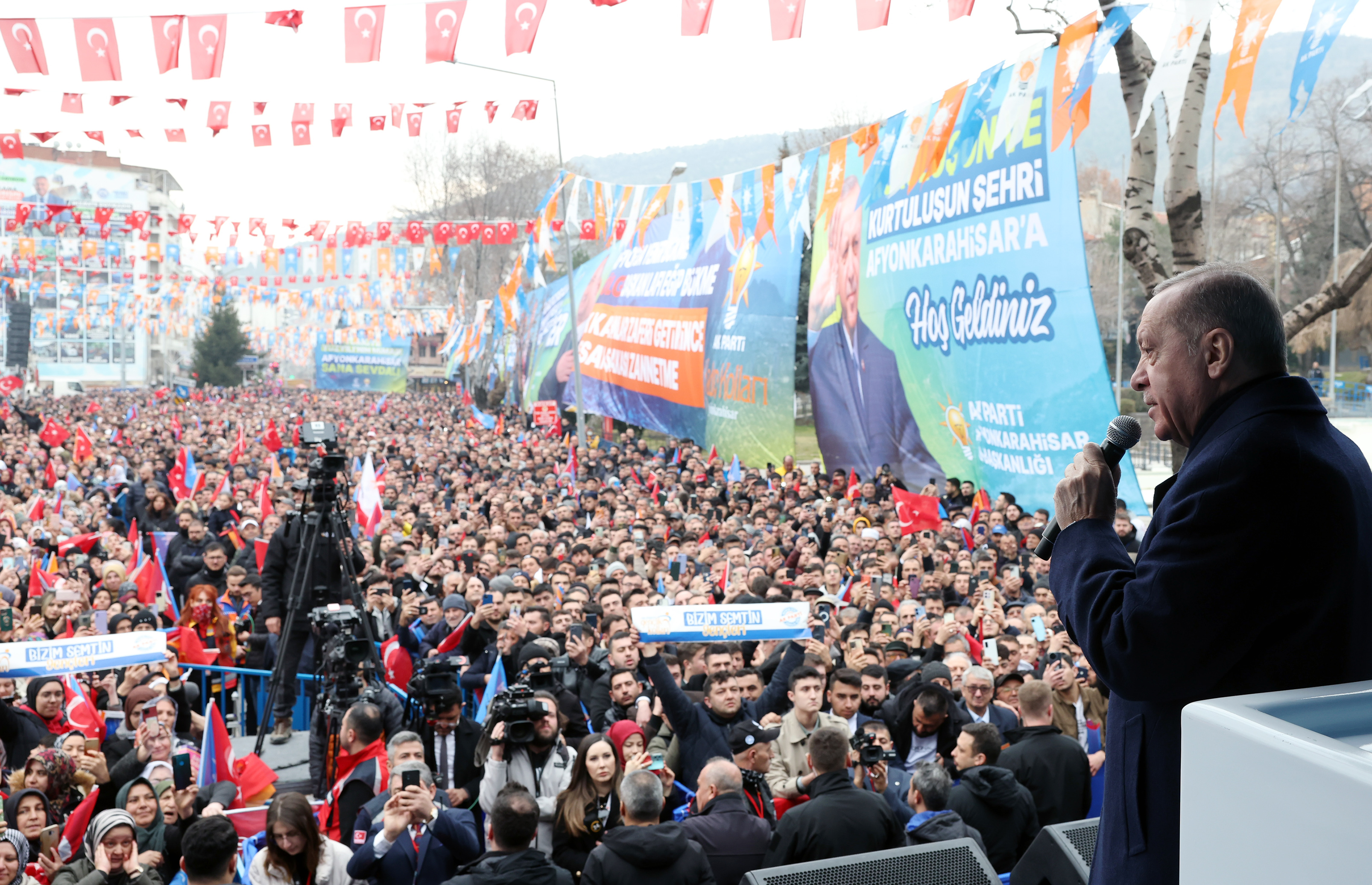 Cumhurbaşkanı Erdoğan: “Her konuda atıp tutan adayları kendi haline bırakın, varsın onlar kendi tiyatrolarını çeviredursunlar”