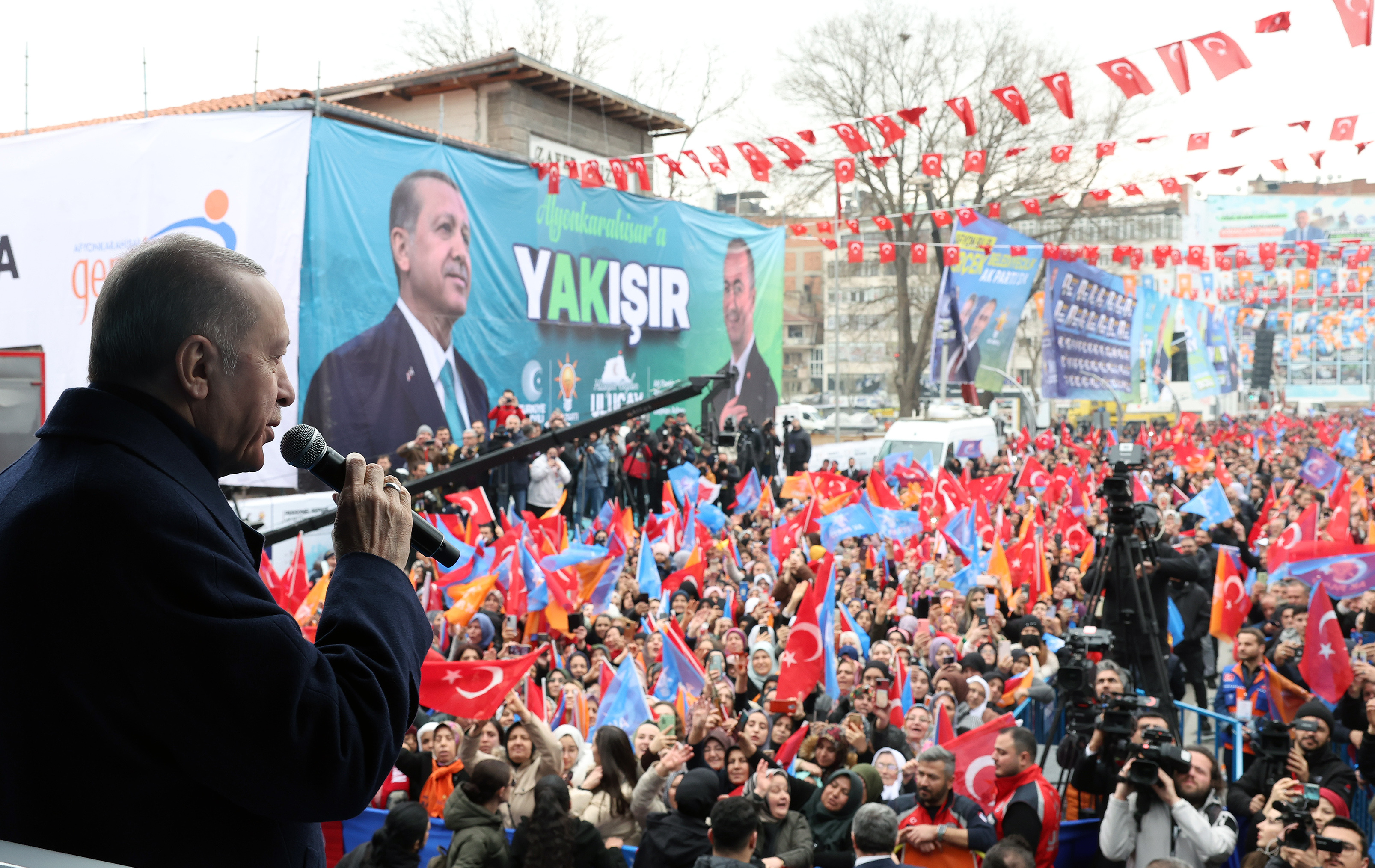 Cumhurbaşkanı Erdoğan: “Her konuda atıp tutan adayları kendi haline bırakın, varsın onlar kendi tiyatrolarını çeviredursunlar”