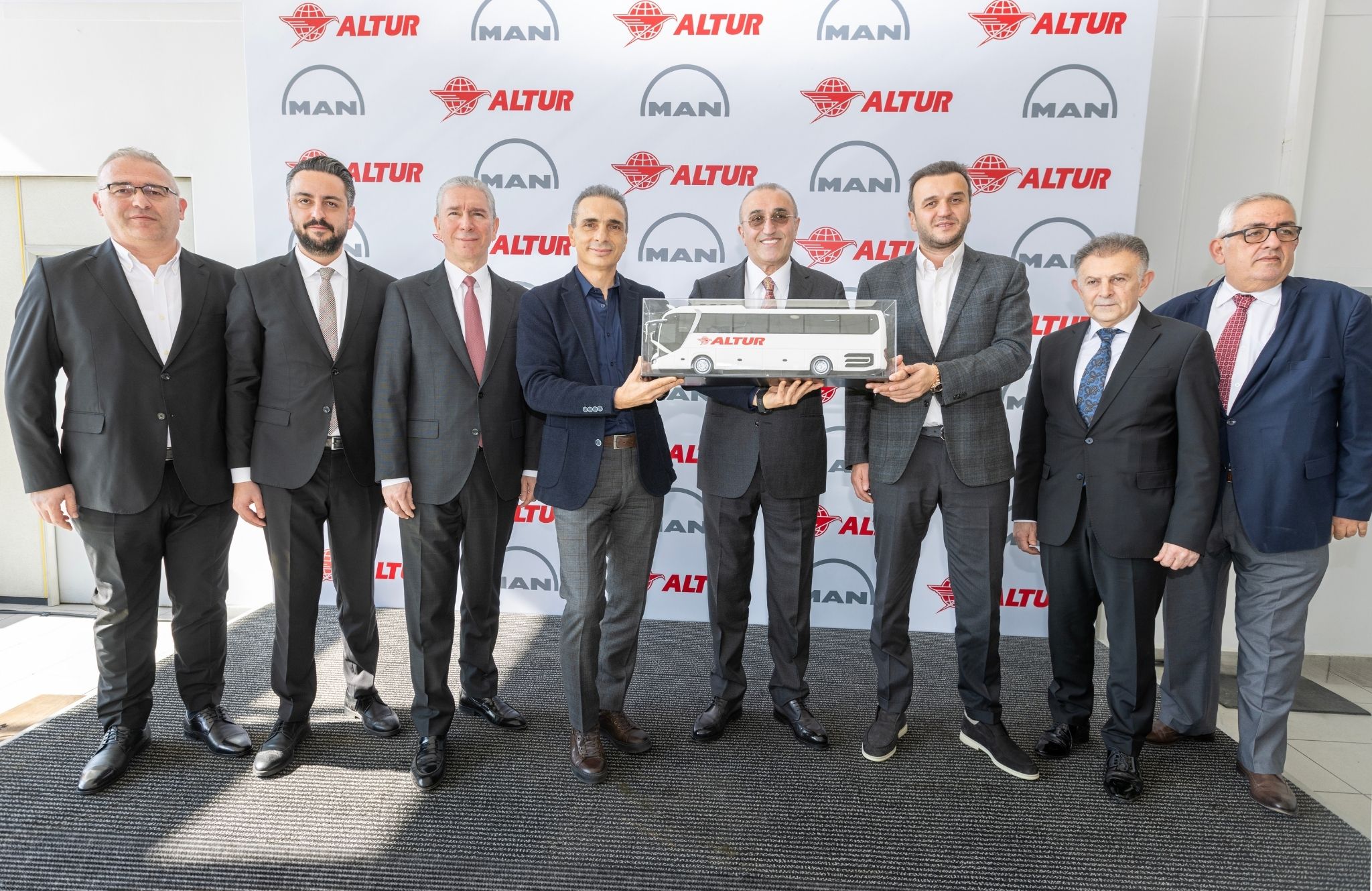 MAN , ALTUR'A 2024'ÜN İLK OTOBÜS TESLİMATINI GERÇEKLEŞTİRDİ