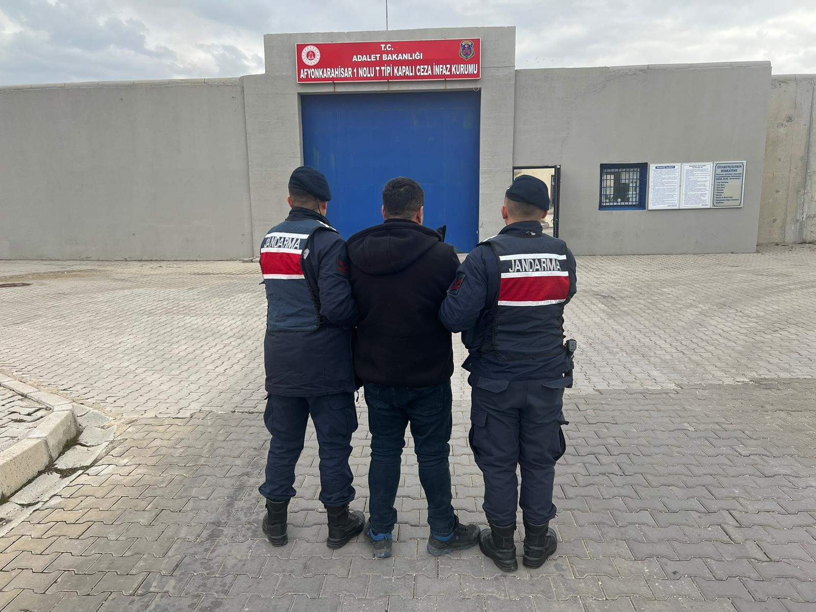 AFYON'DA ARANMASI BULUNAN ŞAHIS YAKALANDI