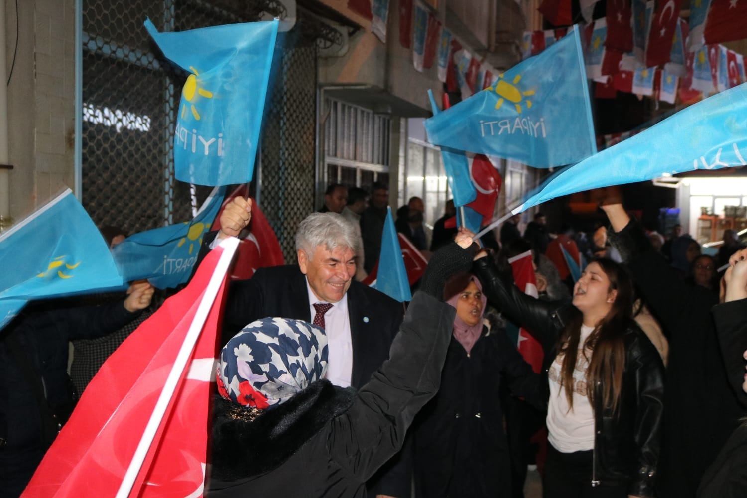 Sandıklı'da İyi Partili Şahin'den Eşit Hizmet Sözü