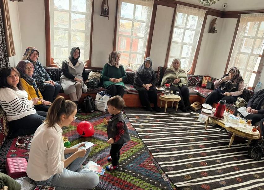SANDIKLI KÜLTÜR EVİ ÜÇ KUŞAK AKRABA KADINLARI BİR ARAYA GETİRDİ