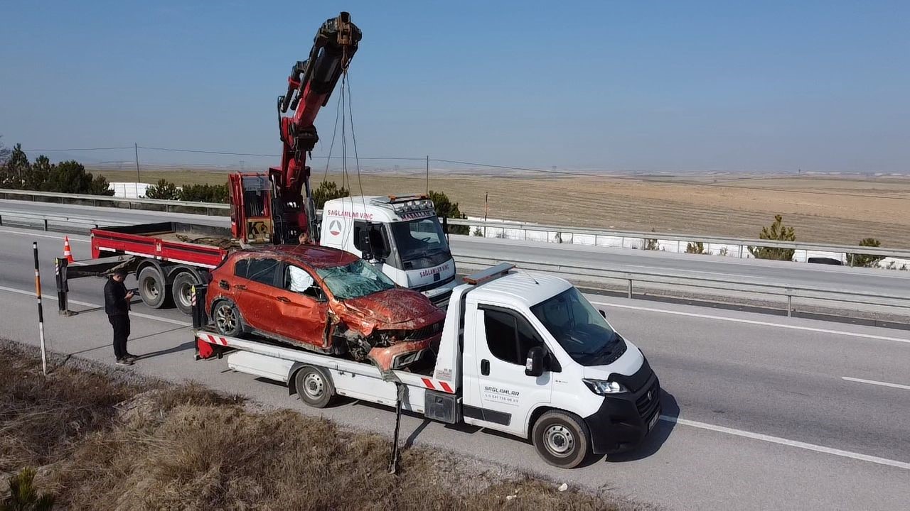 Otomobil Kontrolden Çıktı 10 Metrelik Şarampole Yuvarlandı!