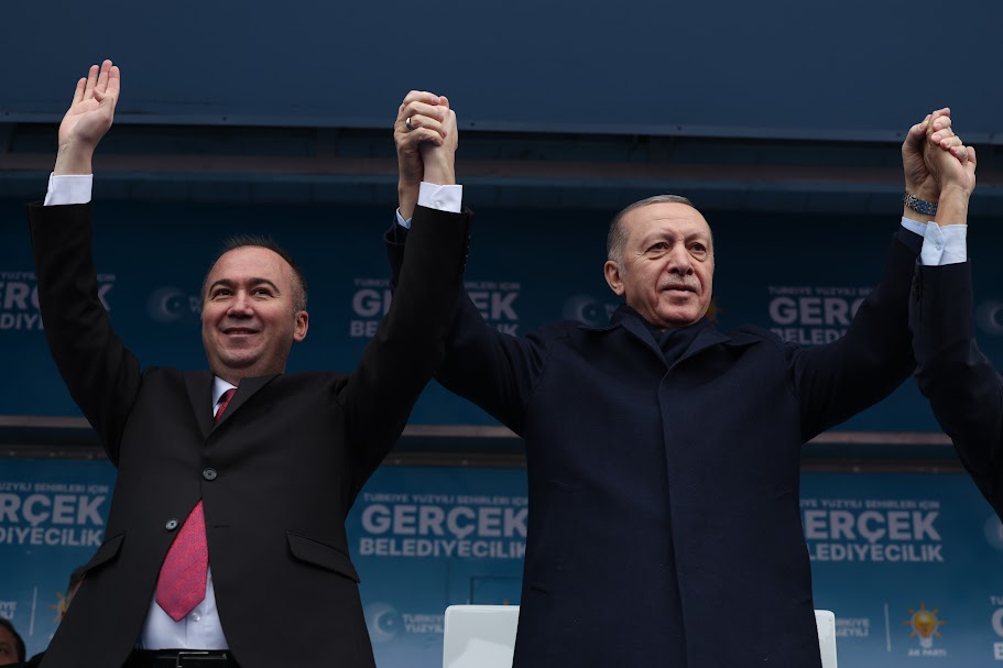 ULUÇAY AFYONLULARA SESLENİYOR:"AFYON  KAPI GİBİ DİMDİK AYAKTADIR"