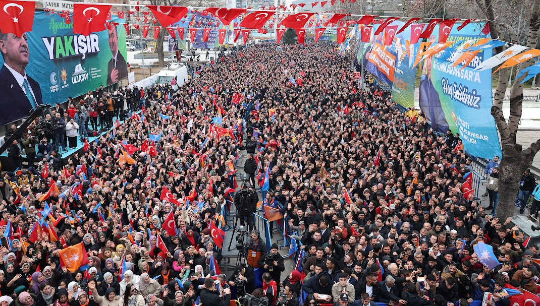 ULUÇAY AFYONLULARA SESLENİYOR:"AFYON  KAPI GİBİ DİMDİK AYAKTADIR"