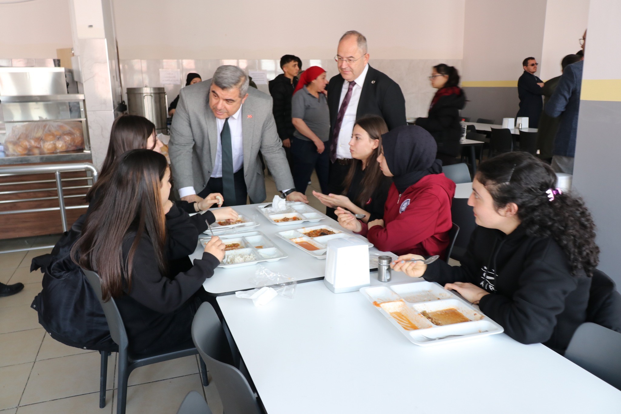 Sünnetci, Öğrencilerle Görüştü
