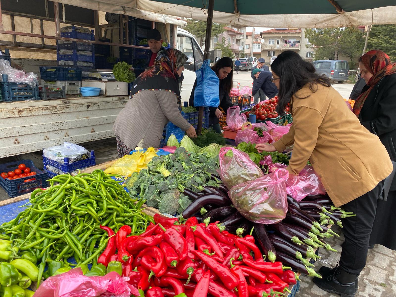 Öğrenciler Semt Pazarını Gezdi