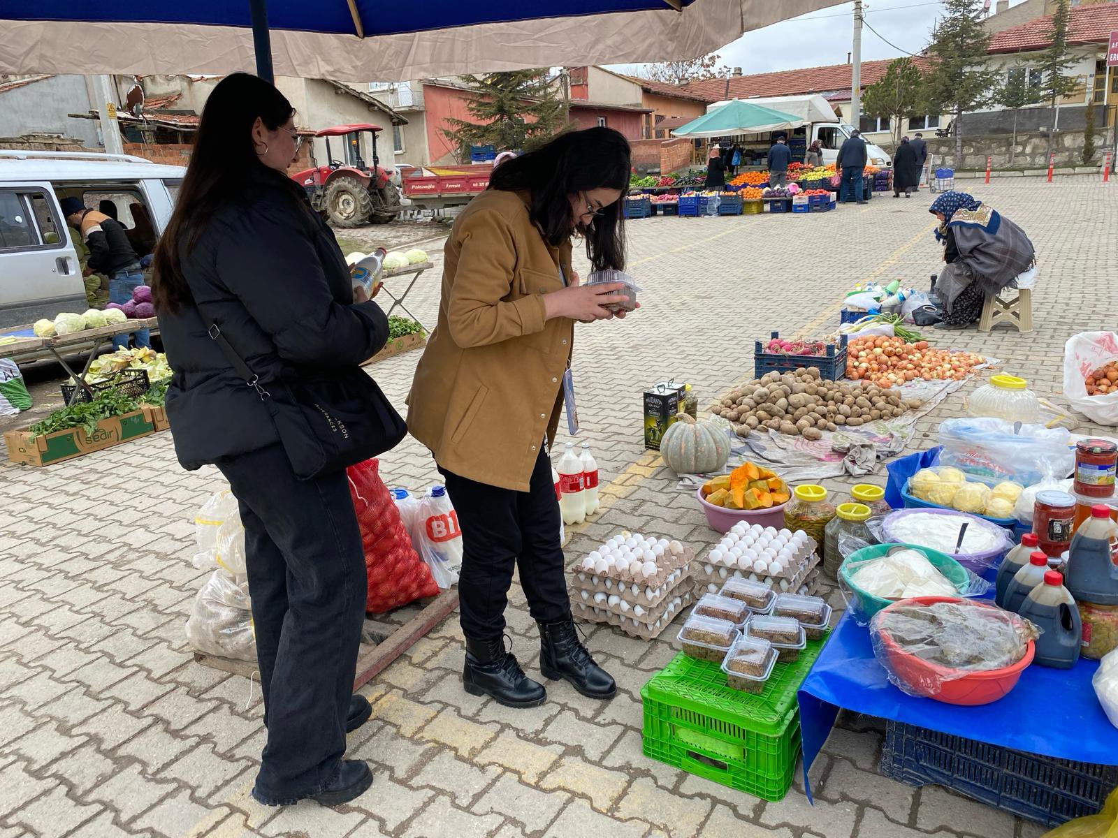 Öğrenciler Semt Pazarını Gezdi