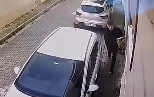 Zile Basıp Saklandı…  Kapıyı Açan Dedesini Vurdu!