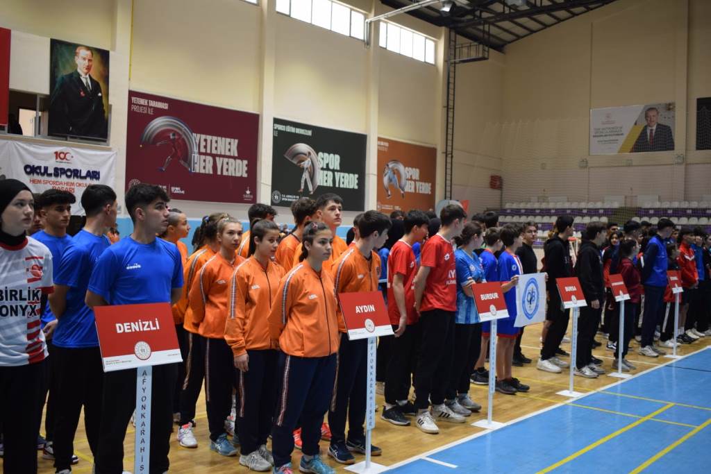 AFYON'DA BADMİNTON HEYECANI BAŞLADI