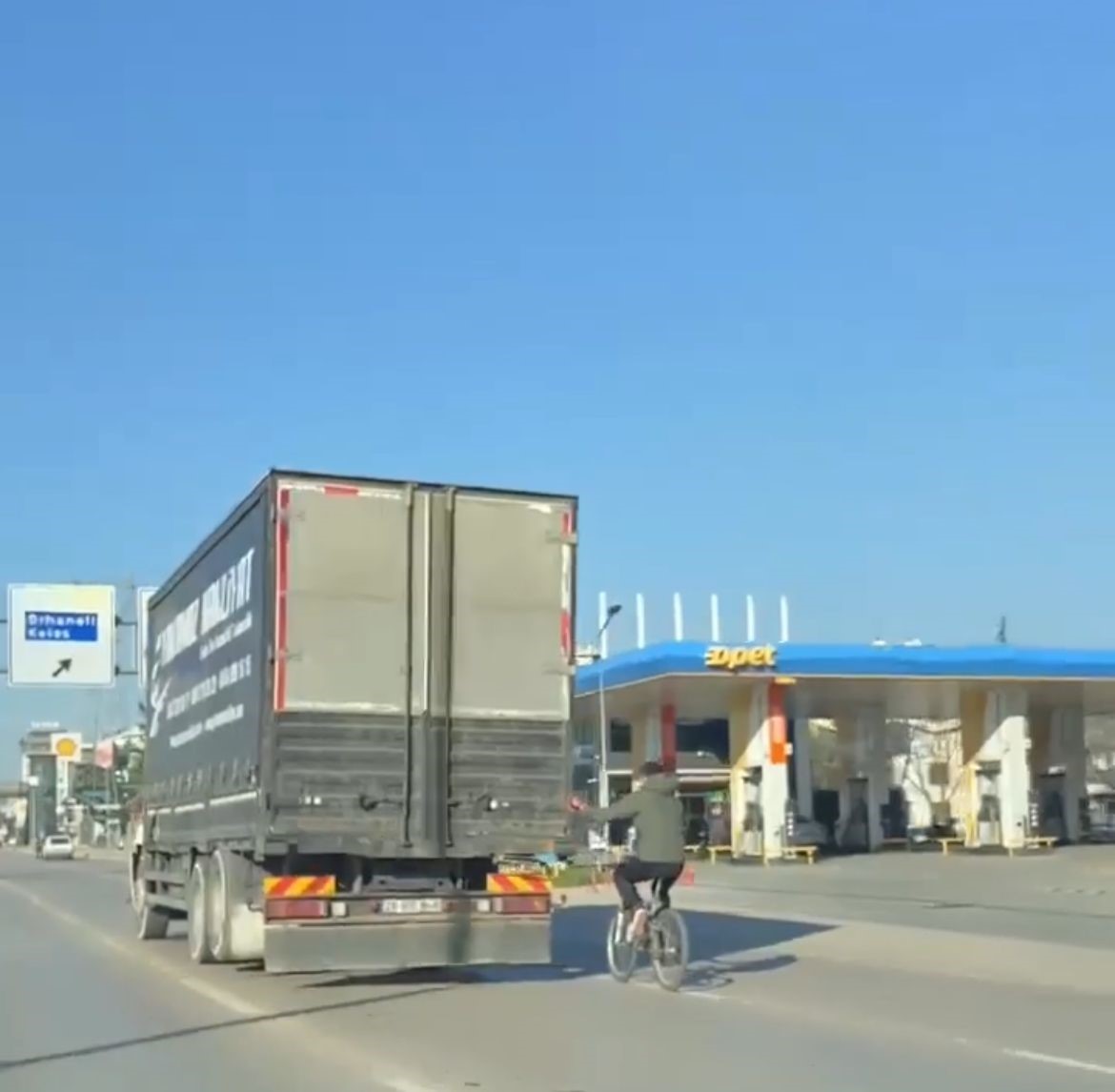 Adeta Kazaya Davetiye Çıkardı