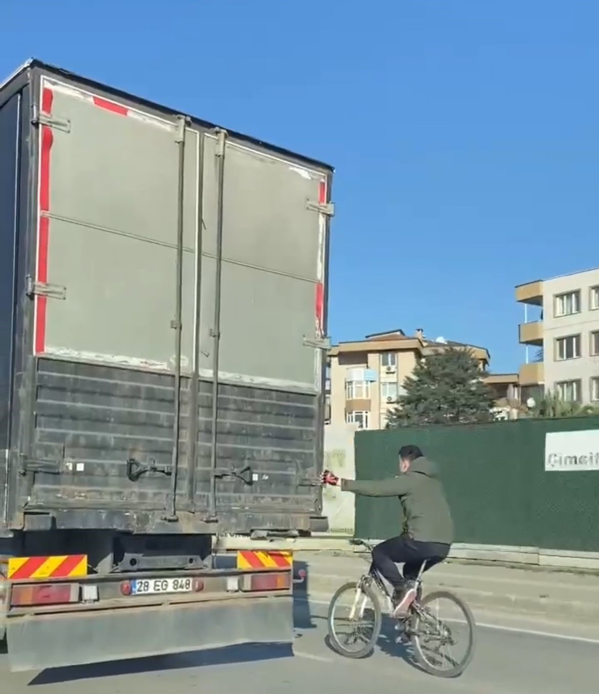 Adeta Kazaya Davetiye Çıkardı