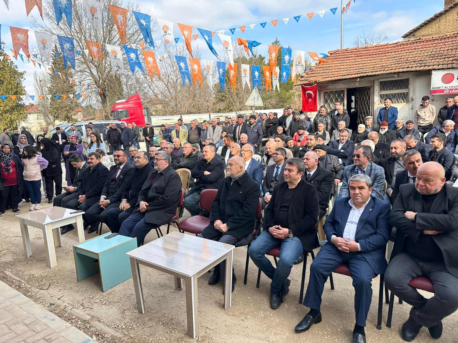 "GERÇEKLEŞTİRDİĞİMİZ VAATLERİ, VAAT ETMEYE BAŞLAMIŞLAR"