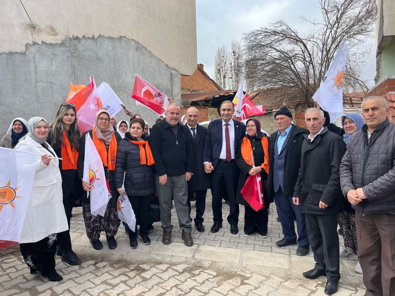 "GERÇEKLEŞTİRDİĞİMİZ VAATLERİ, VAAT ETMEYE BAŞLAMIŞLAR"