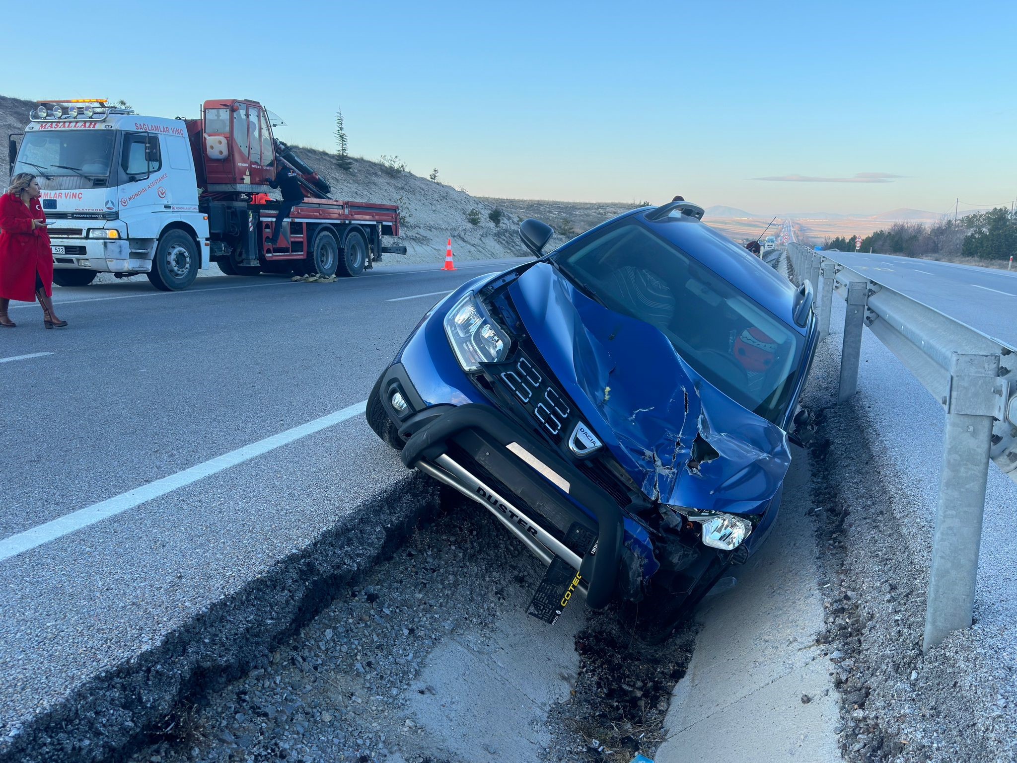 Kontrolden Çıkan Suv Araç Refüje Girdi