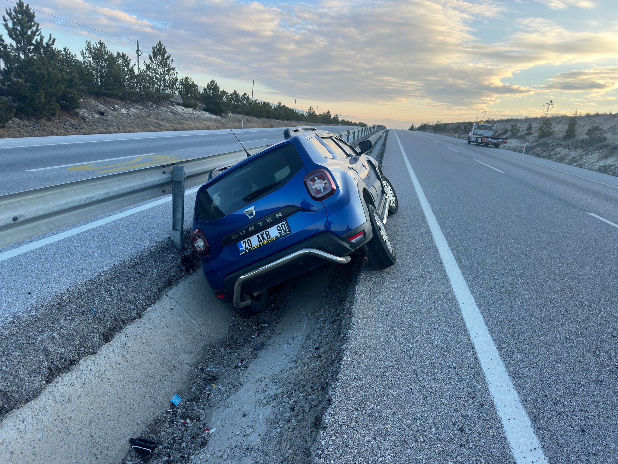 Kontrolden Çıkan Suv Araç Refüje Girdi