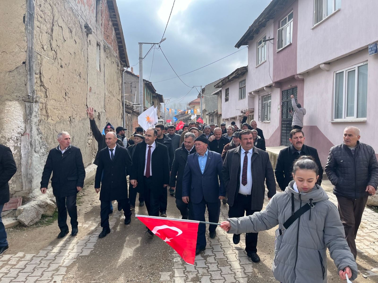 "GERÇEKLEŞTİRDİĞİMİZ VAATLERİ, VAAT ETMEYE BAŞLAMIŞLAR"
