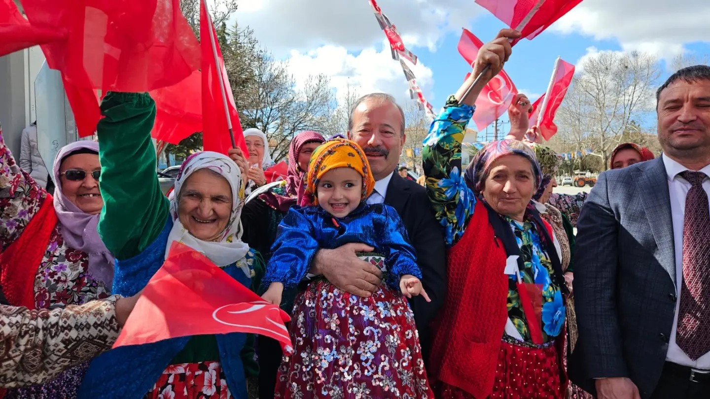 MHP'li Taytak'ın Gözünden Kaçmadı Yöresel Kıyafetli Kız Çocuğu İlgi Odağı Oldu