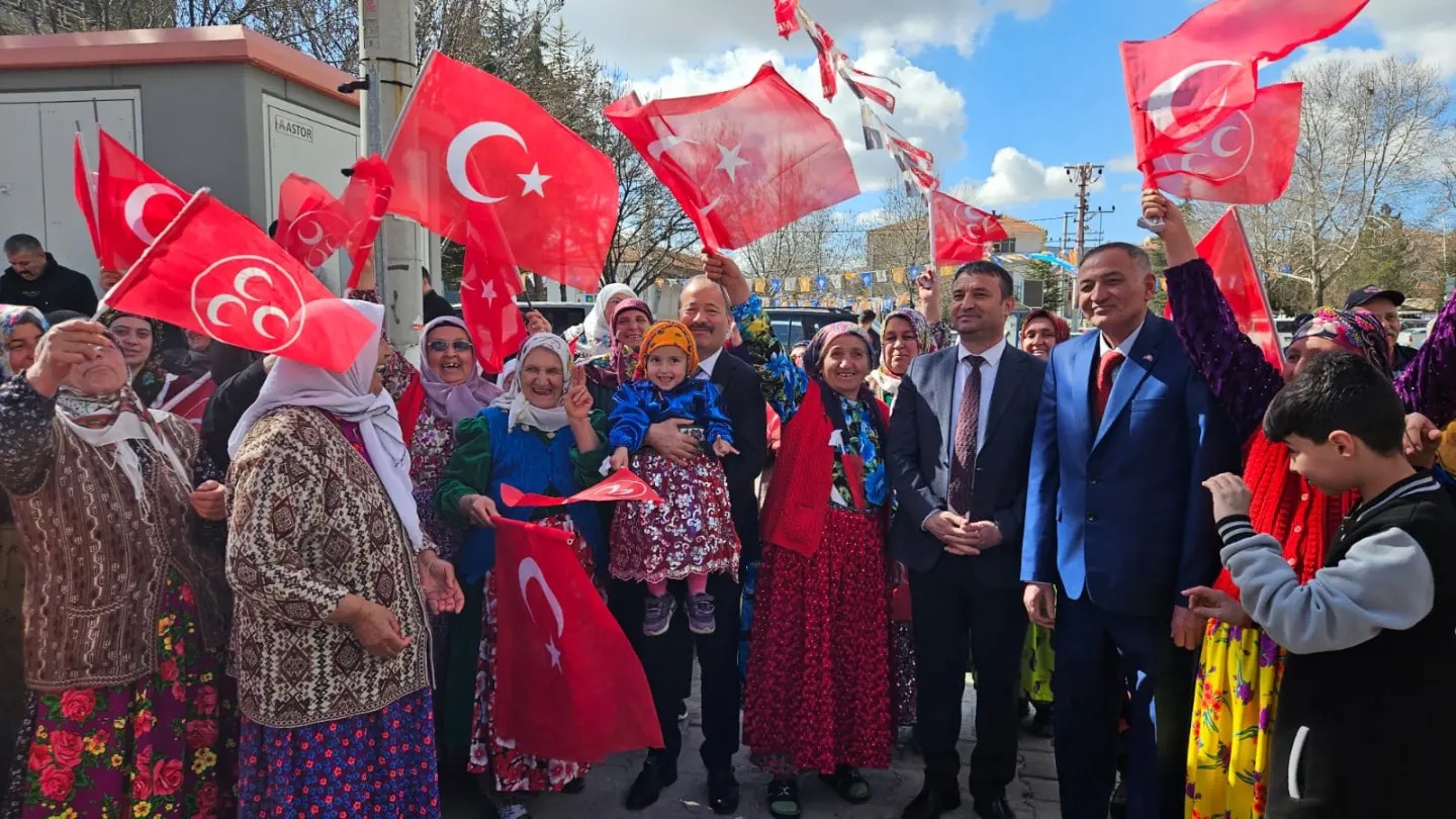 MHP'li Taytak'ın Gözünden Kaçmadı Yöresel Kıyafetli Kız Çocuğu İlgi Odağı Oldu