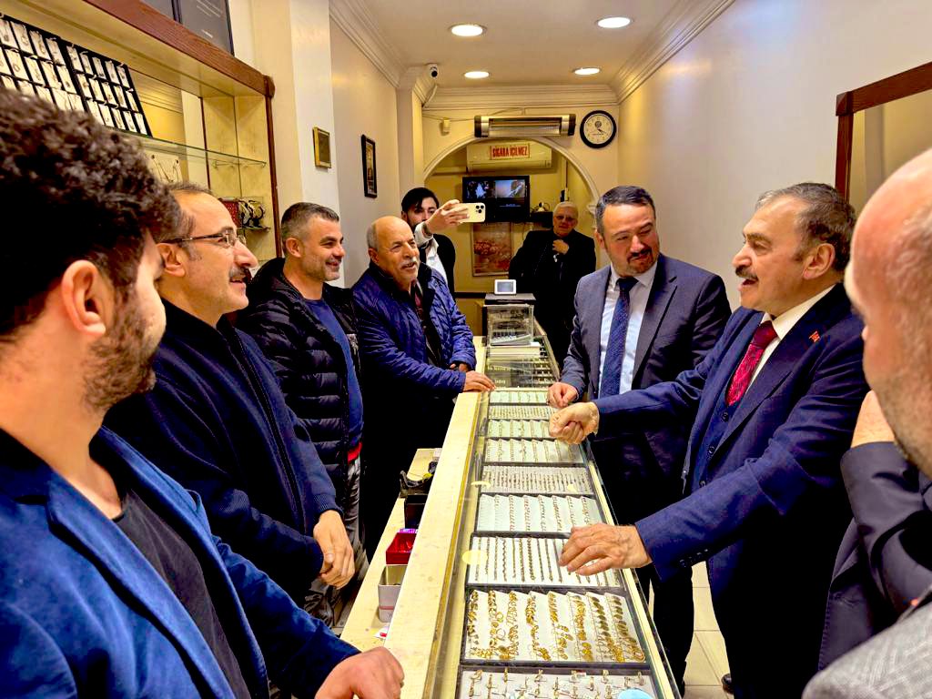 Sandıklı Ziyaretinde Eski Bakana Yoğun İlgi
