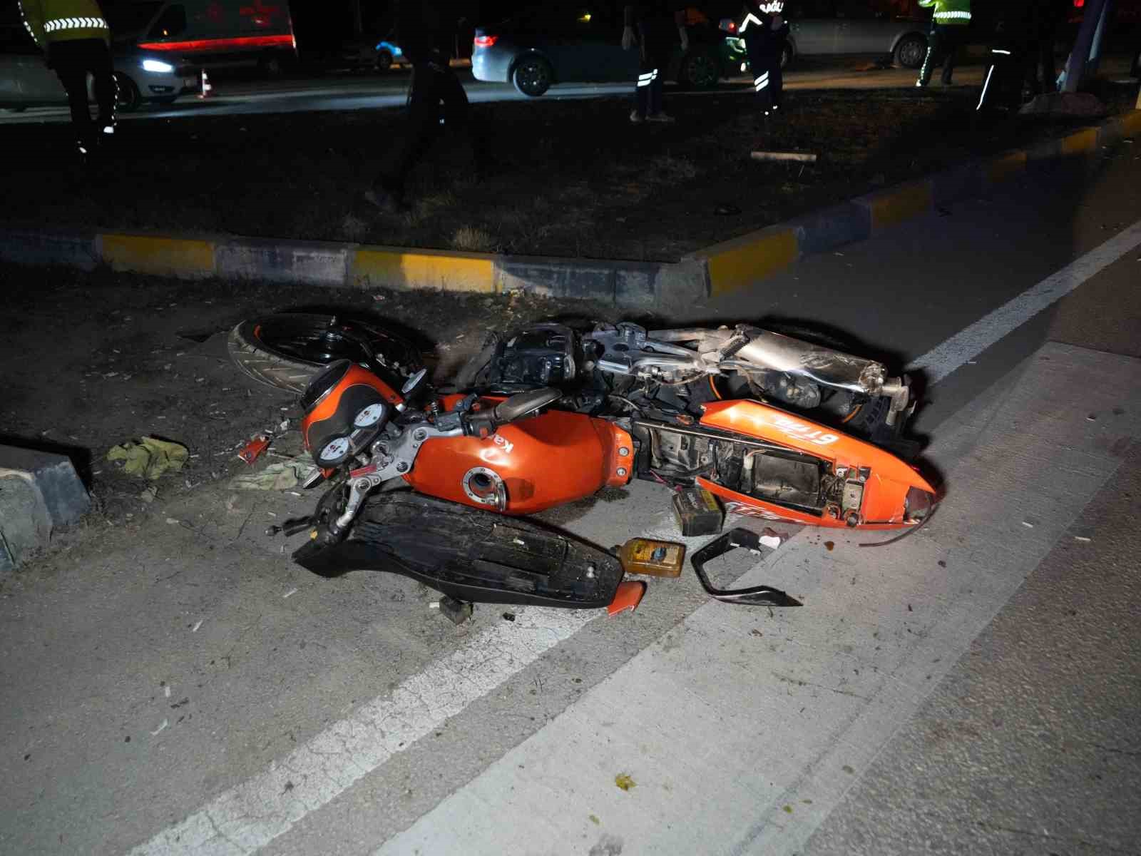 KAVŞAKTA OTOMOBİL İLE MOTOSİKLET ÇARPIŞTI