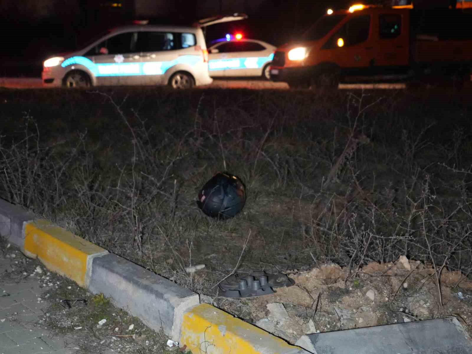KAVŞAKTA OTOMOBİL İLE MOTOSİKLET ÇARPIŞTI