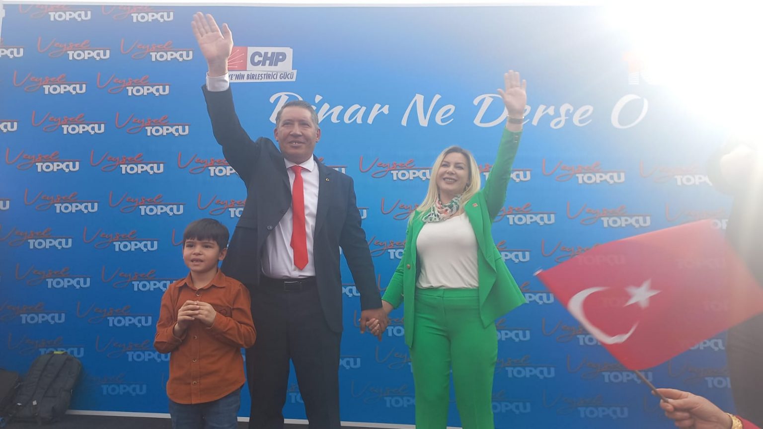 CHP DİNAR ADAYI VEYSEL TOPÇU, SKM AÇILIŞINI BÜYÜK KATILIMLA GERÇEKLEŞTİRDİ