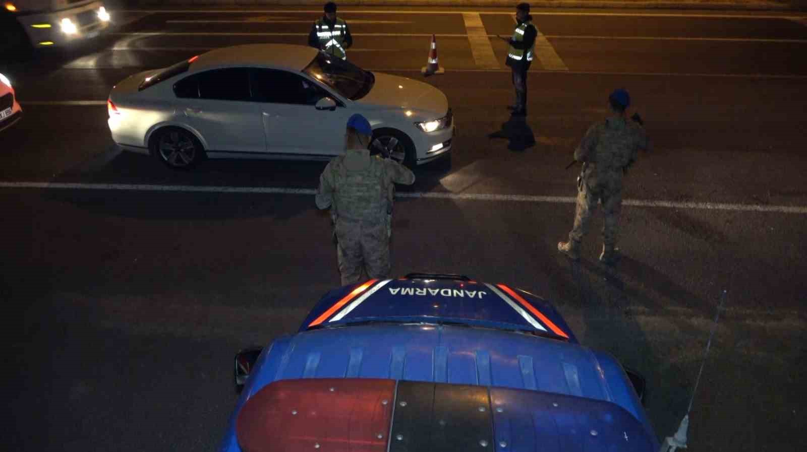 YOLCU OTOBÜSÜNE JANDARMA BASKINI