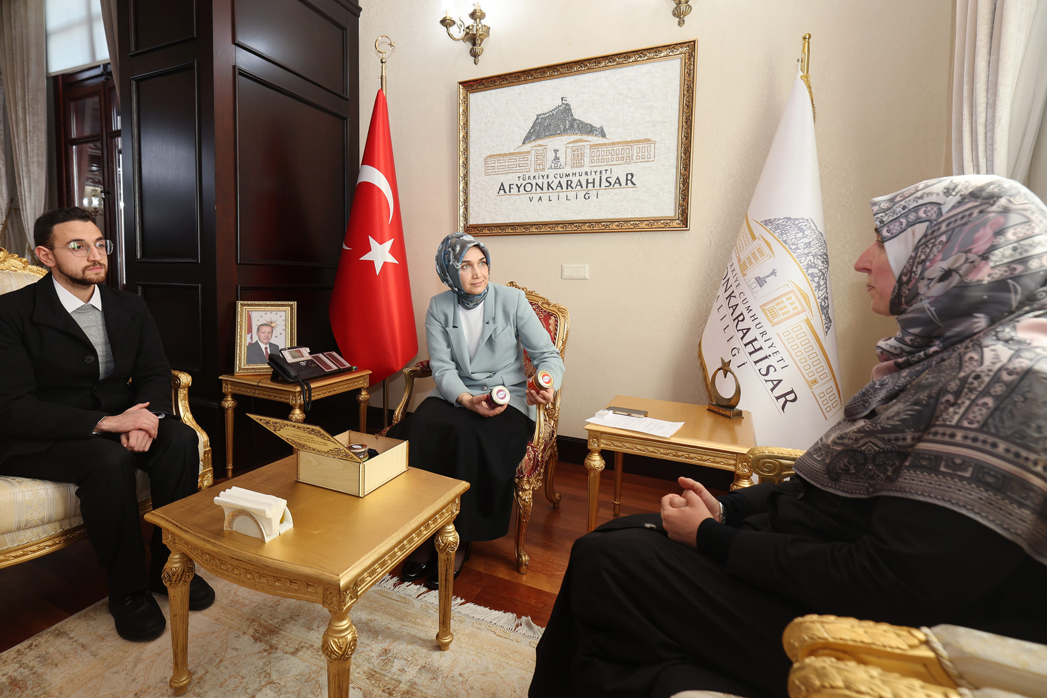 VALİ YİĞİTBAŞI  TIBBİ AROMATİK ÜRÜNLER ÜRETEN KADIN GİRİŞİMCİYİ AĞIRLADI