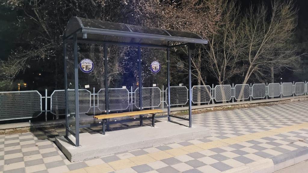 EMİRDAĞ’DA DURAKLAR MODERN BİR GÖRÜNÜME KAVUŞUYOR