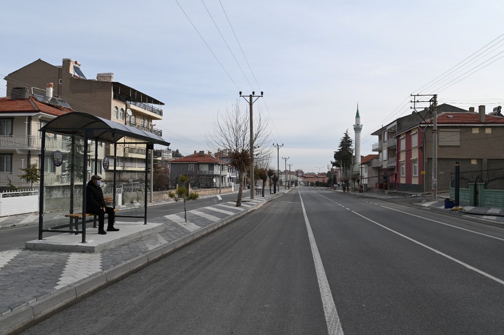 EMİRDAĞ’DA DURAKLAR MODERN BİR GÖRÜNÜME KAVUŞUYOR