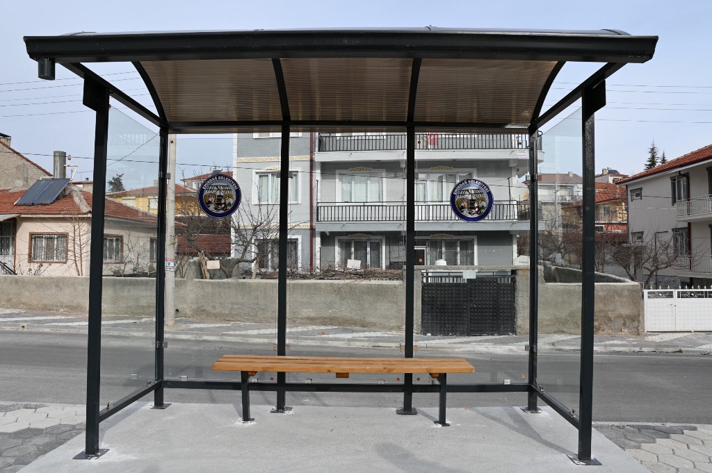 EMİRDAĞ’DA DURAKLAR MODERN BİR GÖRÜNÜME KAVUŞUYOR
