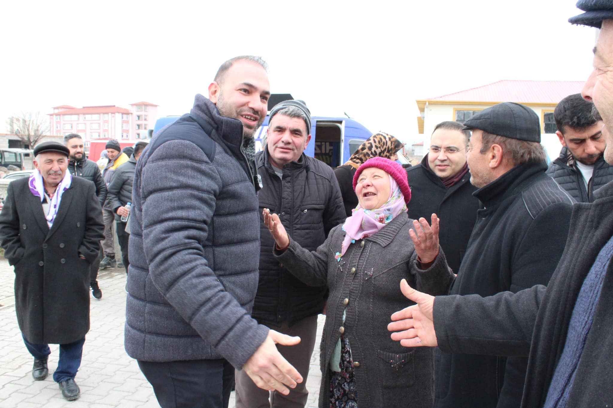 Vatandaş Genç ve Dinamik Başkan Adayını Takdir Ediyor