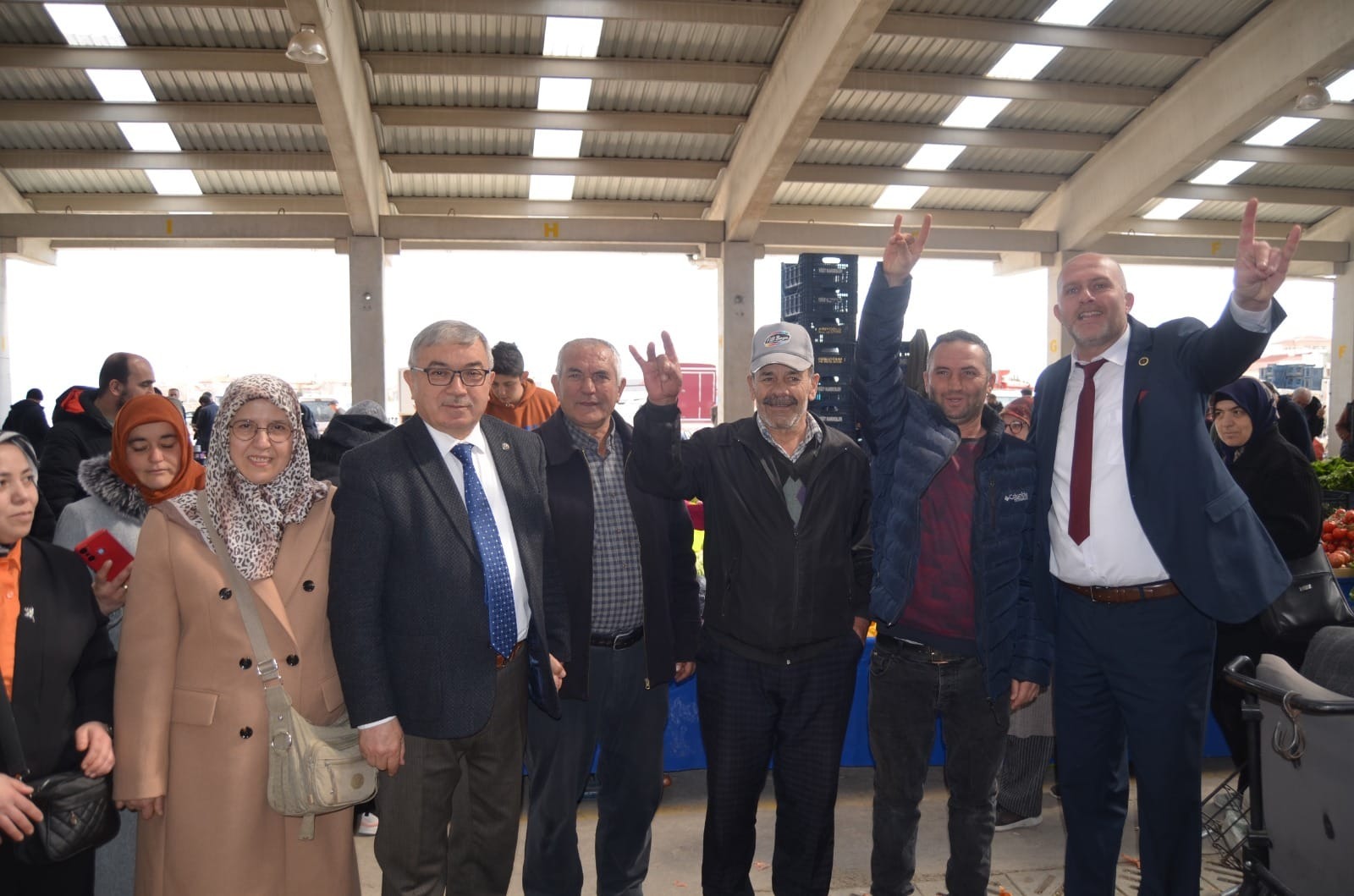 ÖZAŞKIN PAZARA ÇIKTI ŞUHUTLULARLA BİR ARAYA GELDİ