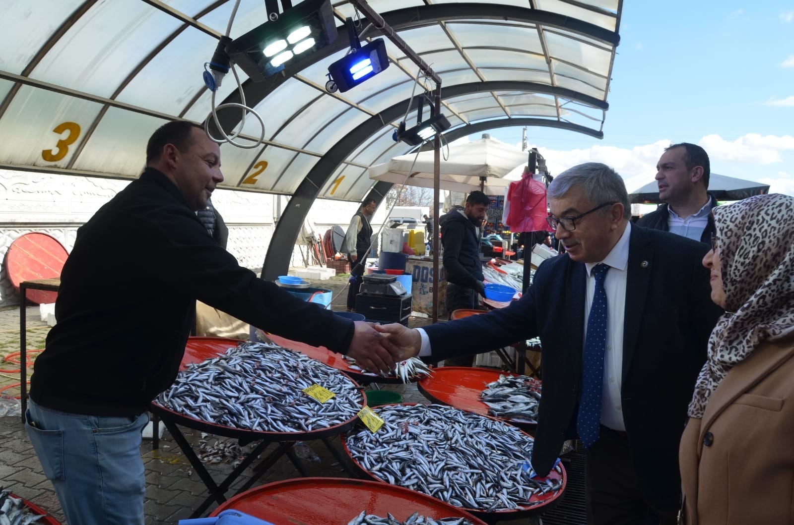 ÖZAŞKIN PAZARA ÇIKTI ŞUHUTLULARLA BİR ARAYA GELDİ