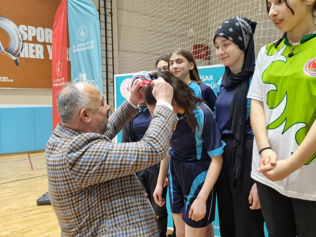 BADMİNTON YILDIZLAR İL BİRİNCİLİĞİ MÜSABAKALARI TAMAMLANDI