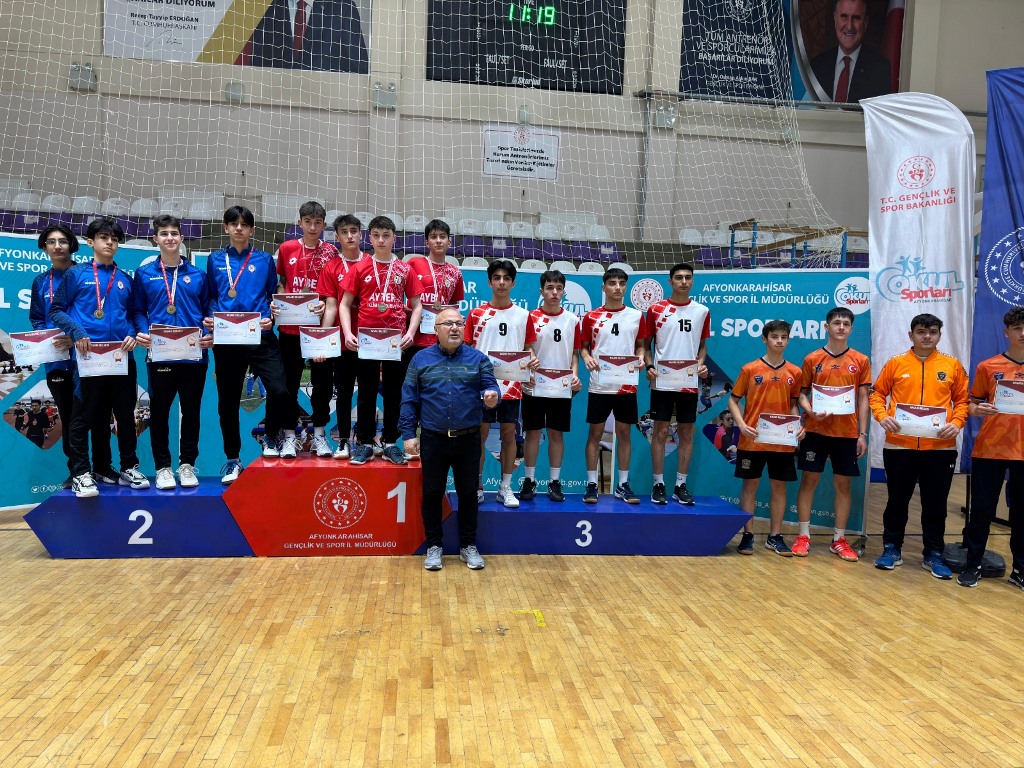 BADMİNTON MÜSABAKALARI HEYECAN DOLU ANLARA SAHNE OLDU